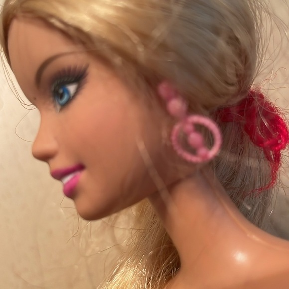 1999 Mattel Barbie Doll Flat Big Feet Blonde Hair sunglasses & earrings jointed - Picture 3 of 9